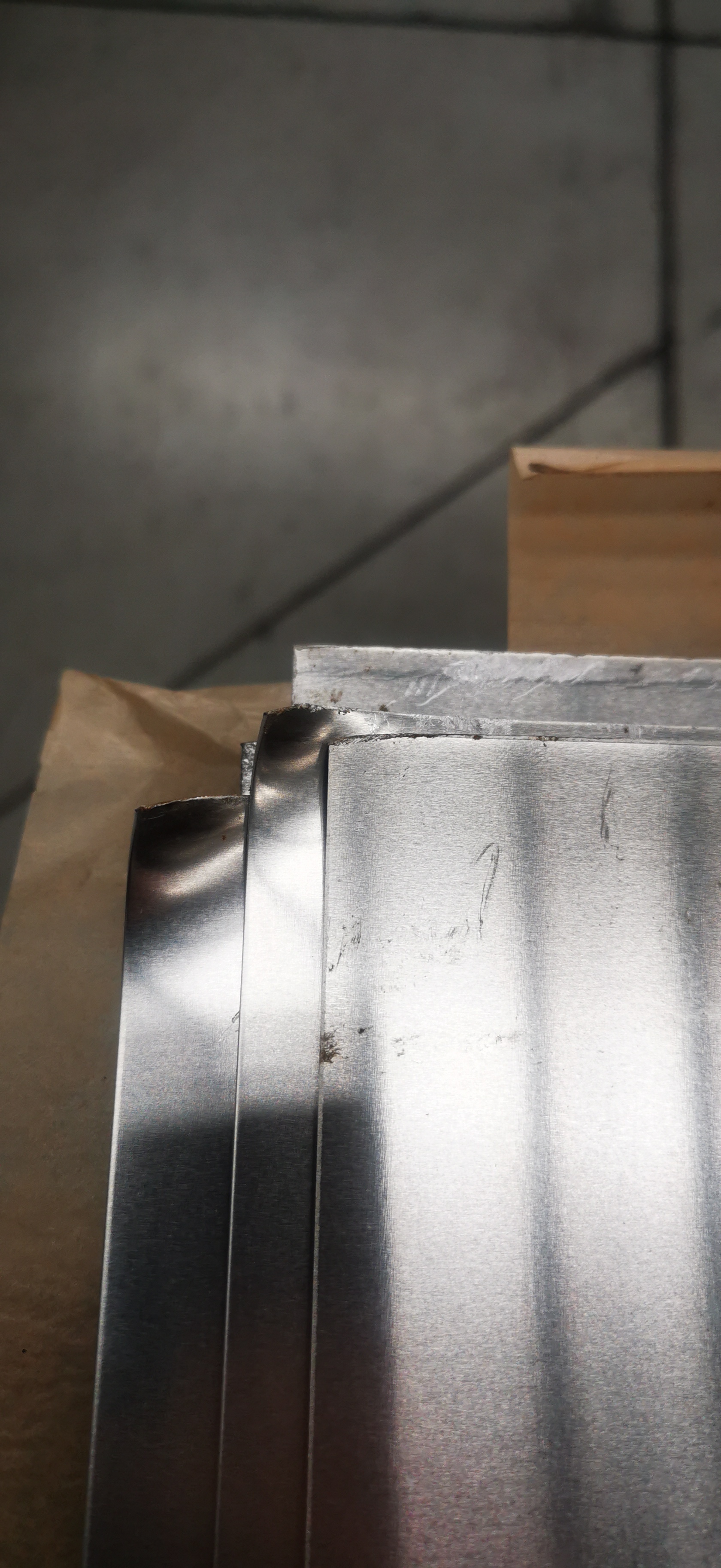 Poškozený plech ze slitiny hliníku 3000 x 1500 x 1,2 mm