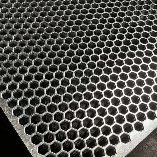 Dierovaný plech Zn 1000 x 2000 x 1,5 mm, šesťhranné otvory