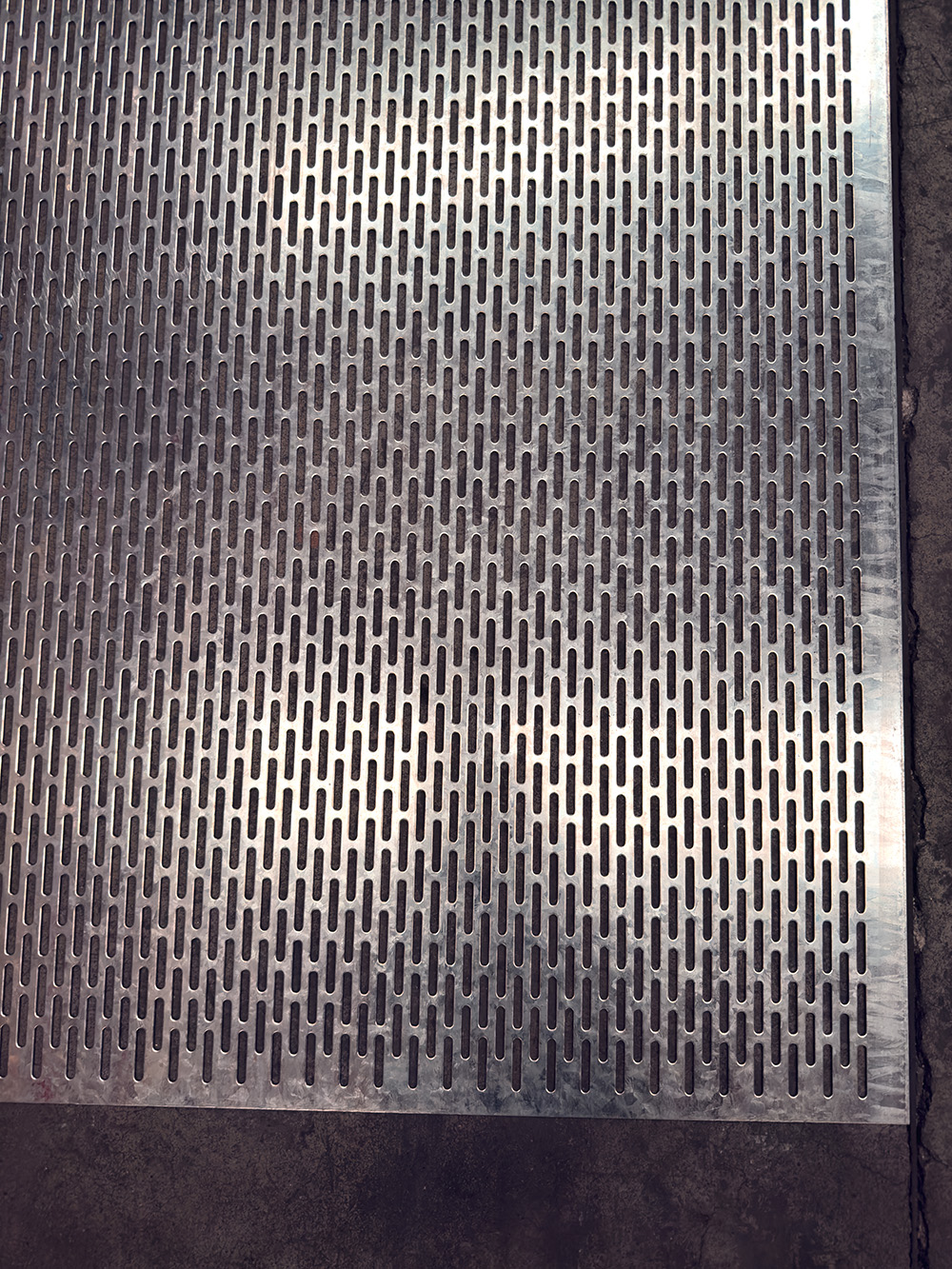 Dierovaný plech Zn t = 1.5 mm, diera 30 x 5 mm, rozteč 5 mm
