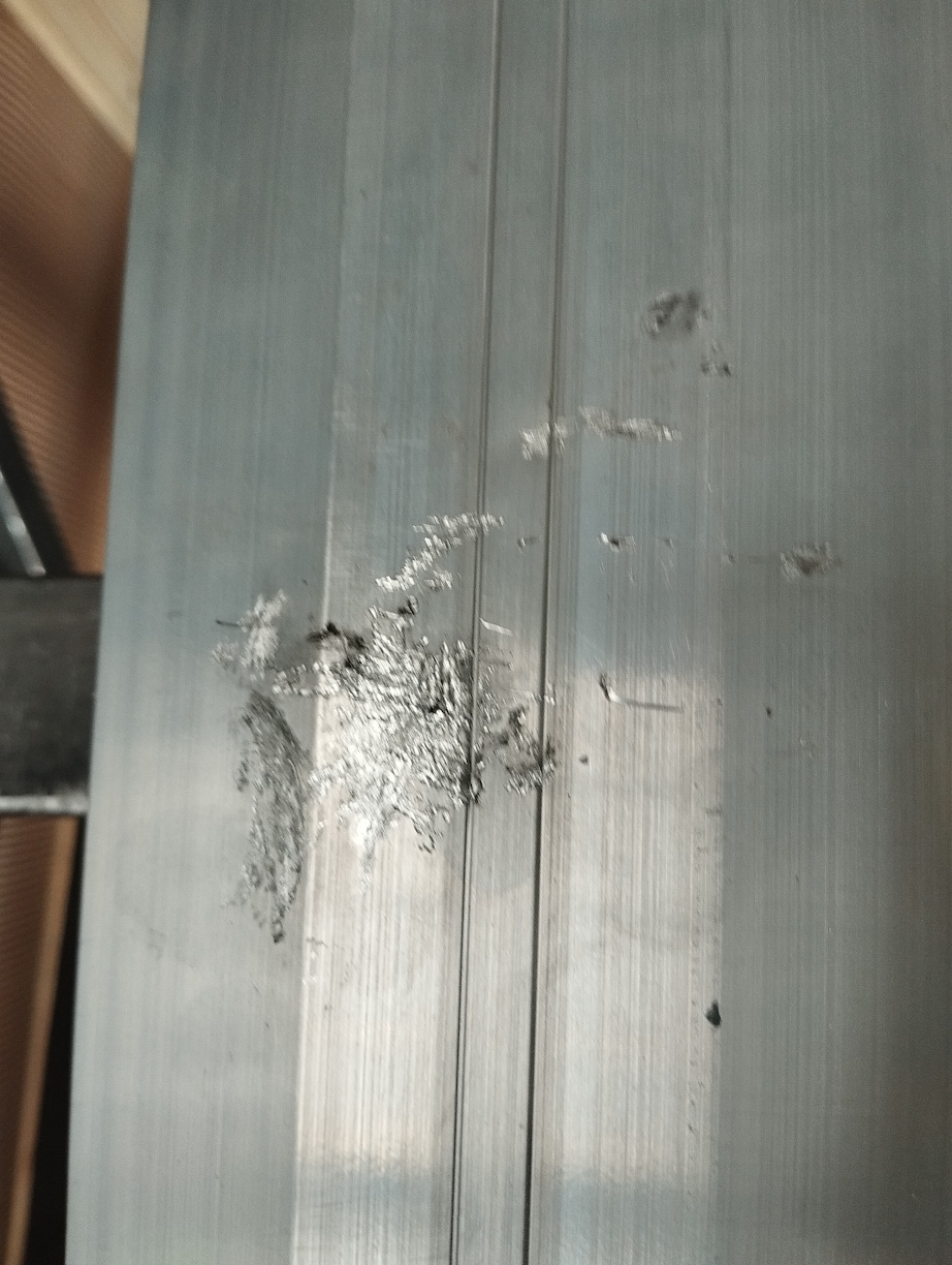 Poškodený profil AL-C106x95-6