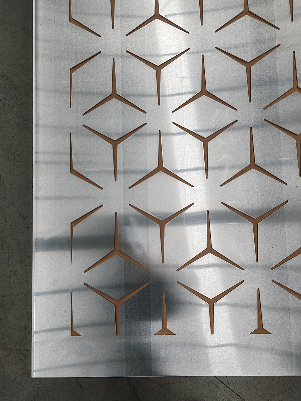 Poškozený hliníkový plech 1000 x 2000 x 3 mm, vzor 9131